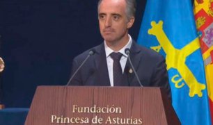 La Tercera – ‘Luis Emilio Pizarro, el médico chileno que emigró a África y logró el título de Caballero y el Premio Princesa de Asturias’